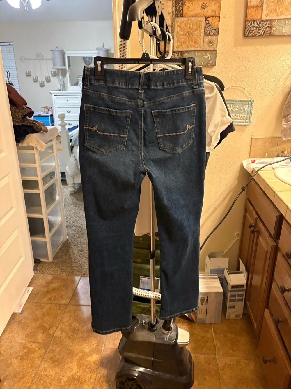 Women’s Straight Leg Jeans in Dark Blue -
